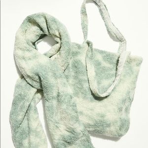 Free people carry on scarf set